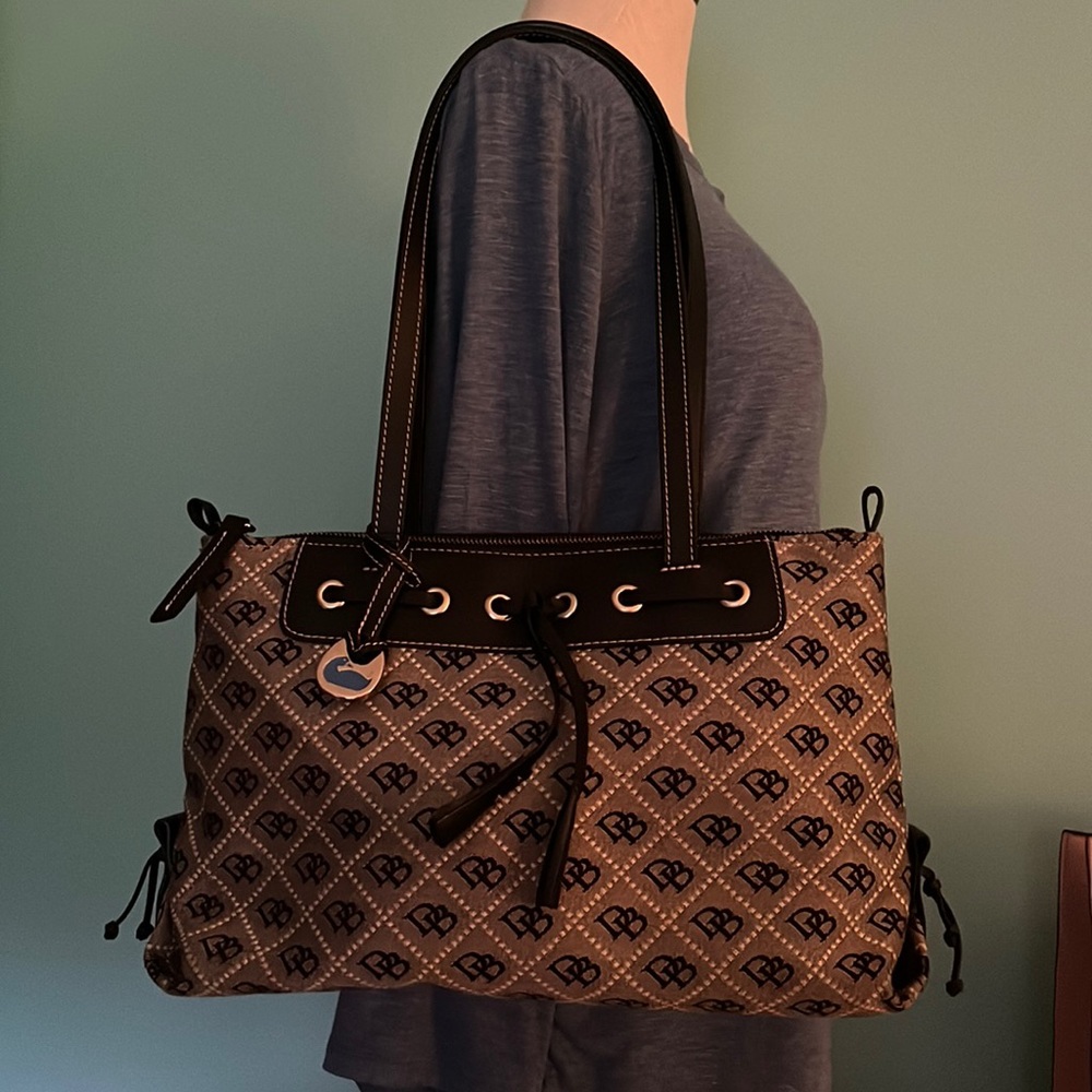 EUC Dooney &Bourke shoulder bag